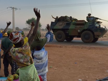 Un grupo de malienses saluda a los soldados franceses que abandonan Bamako, en 2013.