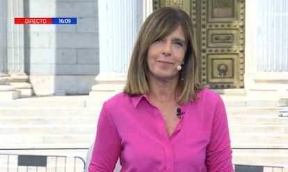 Ana Blanco, frente al Congreso, durante la cobertura del debate de investidura del jueves.