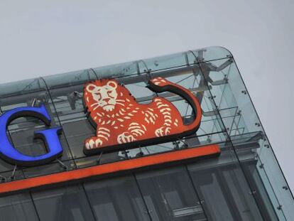 Detalle del logotipo de ING en el edificio de la sede del grupo bancario y asegurador holand&eacute;s en Amsterdam (Holanda).