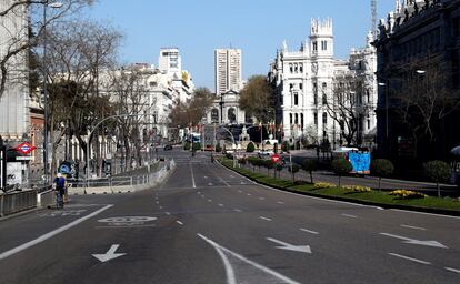 La plaza de Cibeles y la Puerta de Alcalá de Madrid, sin tráfico este sábado.