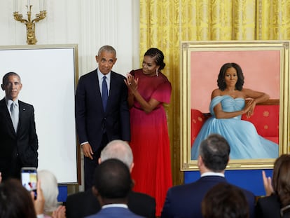 El expresidente Barack Obama y la ex primera dama, Michelle Obama, posan ante sus retratos en la Casa Blanca.