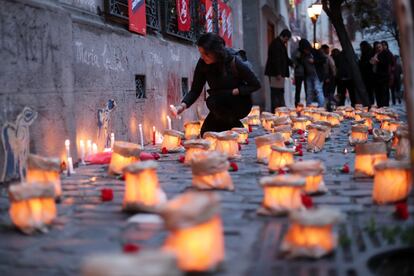 Una mujer enciende velas en Londres 38, antiguo centro de tortura durante la dictadura de Augusto Pinochet, en Santiago de Chile (Chile). Los chilenos recuerdan el 44 aniversario del golpe de Estado que protagoniz el general Augusto Pinochet para derrocar al presidente Salvador Allende e iniciar una dictadura que dur 17 a?os.