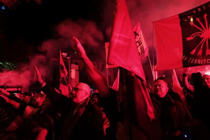 Un grupo de falangistas protesta contra la amnistía y la reelección del presidente del Gobierno, Pedro Sánchez.