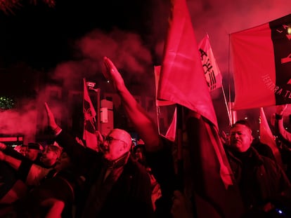 Neofascistas y falangistas protestan contra la amnistía y el presidente del Gobierno en el entorno de la sede federal del PSOE, en Madrid, el pasado día 19.