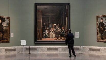 Un visitante observa 'Las meninas' en un solitario Museo del Prado.