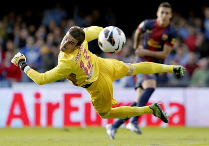 Tello marca el primero del Barcelona ante la mirada de Javi Varas.