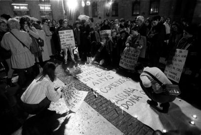 Otro caso extremo de violencia es la ablacin. Desde el a?o 2000, la prctica tradicional nociva de la mutilacin femenina ha disminuido en un 24%. En la imagen, concentracin en Barcelona contra las agresiones de las mujeres en 1997.