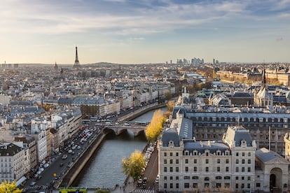 Nationale 7

Conocida históricamente con el sobrenombre de 'La Ruta de las Vacaciones', la N7 une París con la Costa Azul y el norte de Italia. Creada durante el Imperio Romano, actualmente está siendo reemplazada por la –más moderna– autovía A77.