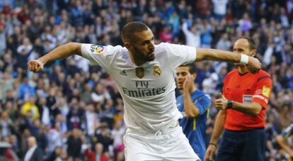 Karim Benzema celebra su segundo gol al Getafe.