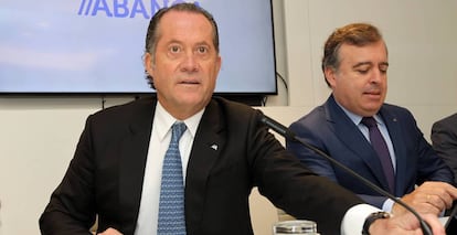 Juan Carlos Escotet, propietario de Abanca, y Francisco Botas, consejero delegado de la entidad, en una imagen de archi