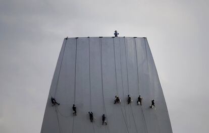 Trabajos de limpieza de la fachada del museo ArtScience de Singapur.