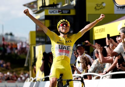 Tadej Pogacar celebra la victoria en la etapa del Tour.