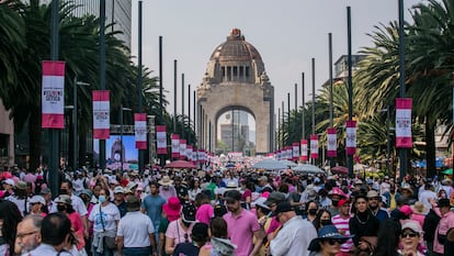 Los miles de manifestantes culminaron la marcha en el Monumento a la Revolución. 