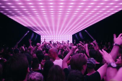 Un momento de una sesión de Sven Väth. El club fue el primero de Berlín en colocar leds en el techo