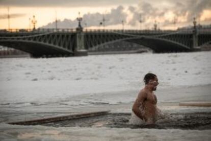 Baño invernal en las heladas aguas del lago de San Petersburgo.