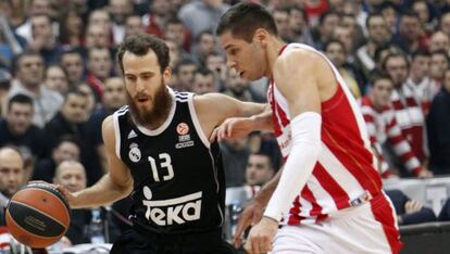 Stefan Jovic trata de frenar a Sergio Rodríguez.