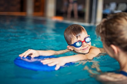 Si para el niño el descubrimiento del agua resulta placentero, los juegos iniciales en la piscina se convertirán en grandes capacidades. 