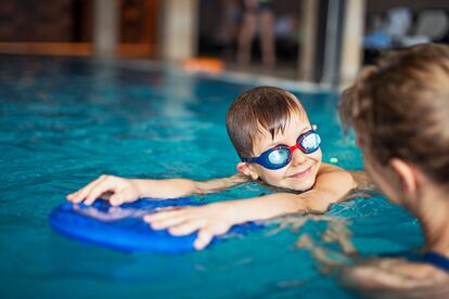 Si para el niño el descubrimiento del agua resulta placentero, los juegos iniciales en la piscina se convertirán en grandes capacidades. 