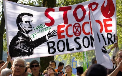 Una protesta en contra de Bolsonaro en la Embajada de Brasil en Bruselas.