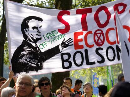 Una protesta en contra de Bolsonaro en la Embajada de Brasil en Bruselas.