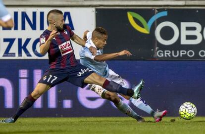 Juncá presiona a Bongonda, del Celta.