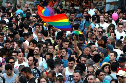 Centenares de personas esperan en la plaza Pedro Zerola en pregón de las fiestas del Orgullo Gay en Madrid.