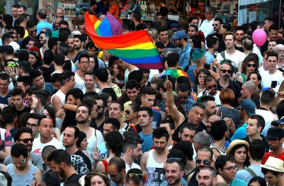 Centenares de personas esperan en la plaza Pedro Zerola en pregón de las fiestas del Orgullo Gay en Madrid.