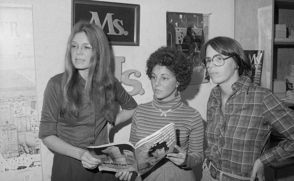 Gloria Steinem, Freada Klein y Karen Savigne, fotografiadas en las oficinas de la revista Ms. en 1977.