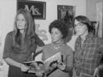 Gloria Steinem, Freada Klein y Karen Savigne, fotografiadas en las oficinas de la revista Ms. en 1977.