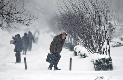 Un hombre camina durante una tormenta de nieve en Bucarest (Rumania).