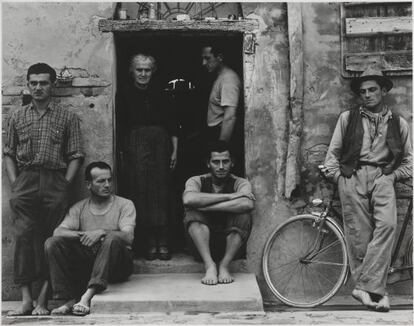 'La familia Lusetti' realizada por Strand el Luzzara, Italia, en 1953, otra de las imágenes icónicas del fotógrafo. 