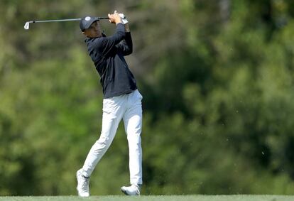 Fowler, Spieth, Rahm... todos apretaban a Reed. El estadounidense, sin embargo, resistió como un jabato. Con un birdie en el 14, en el momento más crítico, dejó claro que la chaqueta estaba en sus manos. A pesar de que no consiguió bajar del par en ninguno de los cuatro pares cinco en el día, cuando había volado con nueve birdies y dos eagles en los 12 jugados hasta entonces. En la imagen, Jordan Spieth, en la ronda final del Masters de Augusta.