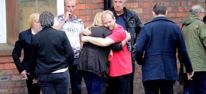 Familiares de las víctimas de Hillsborough se consuelan este miércoles en Warrington.