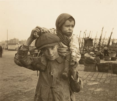 Dos niños en el barrio de la Barceloneta en 1916.