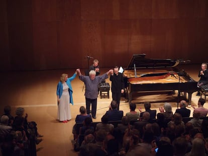 Tamara Stefanovich, Harrison Birtwistle y Pierre-Laurent Aimard saludan tras el estreno mundial de 'Keyboard Engine'.