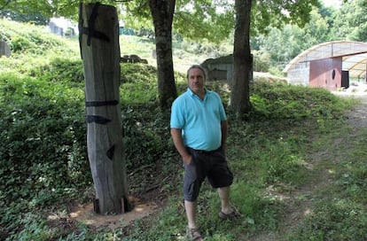 Koldobika Jauregi, en el bosque de Alkiza donde está levantando el espacio expositivo Ur Mara.