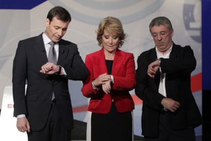 De izquierda a derecha, los protagonistas del debate de anoche: Tomás Gómez, Esperanza Aguirre y Gregorio Gordo, en el plató de Telemadrid.