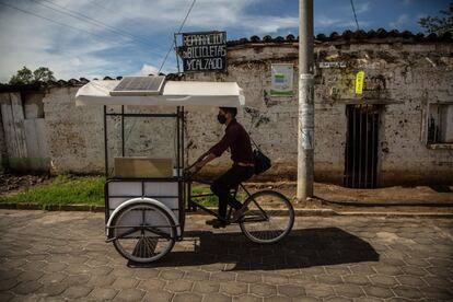 Cuando las clases presenciales se suspendieron en marzo por la covid-19, el maestro guatemalteco Gerardo Ixcoy, con 85 dólares ahorrados, compró una bicicleta y la adaptó como un triciclo con pizarrón para poder visitar cada día a sus alumnos en Santa Cruz del Quiché, Guatemala.