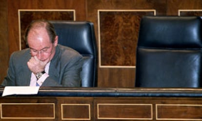 El vicepresidente segundo, Rodrigo Rato, durante el pleno de ayer en el Congreso de los Diputados.