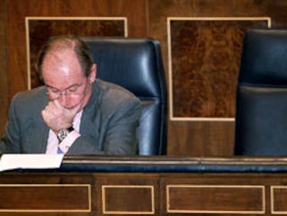 El vicepresidente segundo, Rodrigo Rato, durante el pleno de ayer en el Congreso de los Diputados.