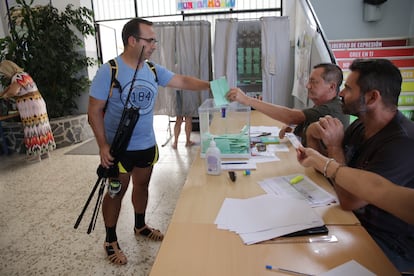 Un ciudadano, con caña de pescar, ejerce su derecho al voto en el colegio electoral CEIP Santa Teresa de Cádiz, en las elecciones autonómicas andaluzas el 19 de julio.