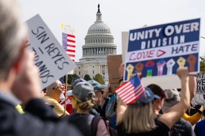 Protesta contra el deterioro de la democracia estadounidense, en octubre de 2025, en Washington.