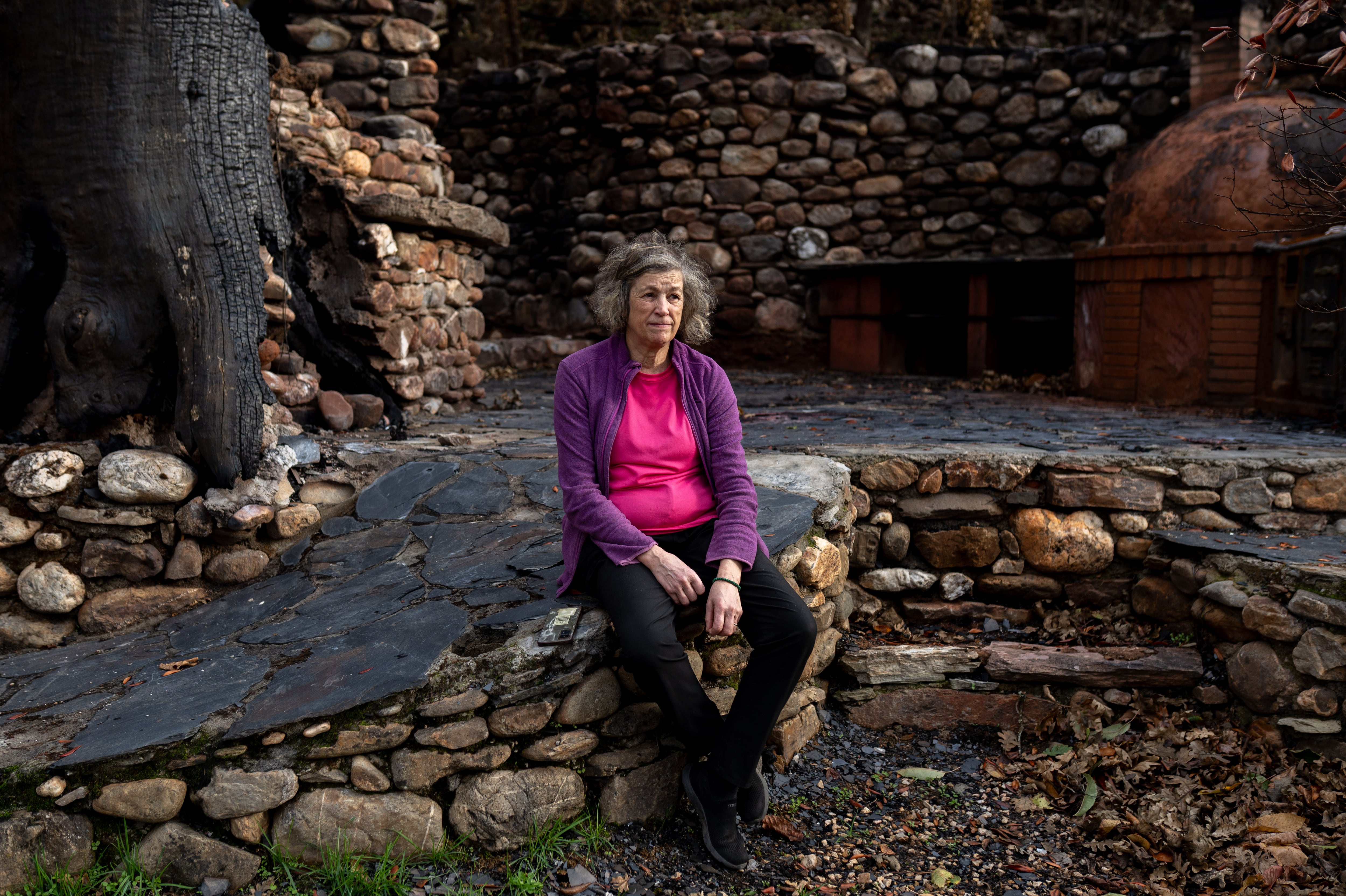 Fina Gómez, en la terraza de su restaurante de Las Médulas, donde todavía se ven los rastros del fuego.
