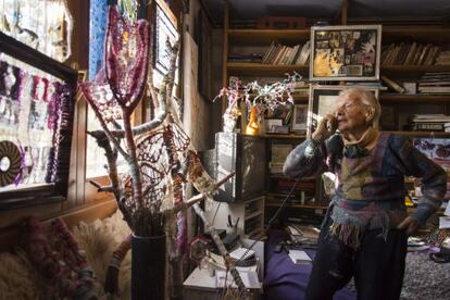 L'artista Edith Schaar, a la seva casa de la Floresta.