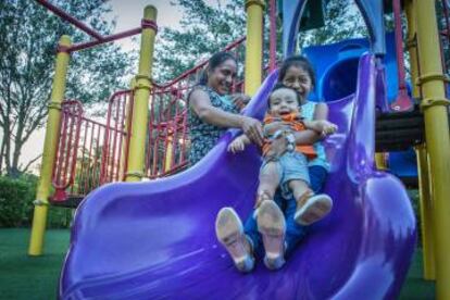 Buenaventura Martín con sus hijos el miércoles en Homestead.