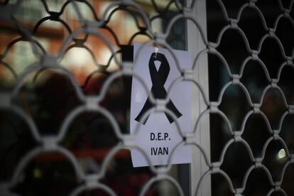 Verjas con crespón negro en apoyo al joven asesinado en Velilla de San Antonio, en Madrid.