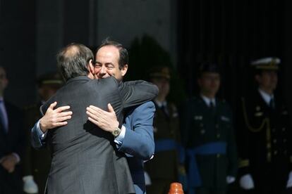 José Antonio Alonso se abraza con su antecesor en Defensa, José Bono.