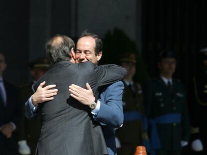 José Antonio Alonso se abraza con su antecesor en Defensa, José Bono.