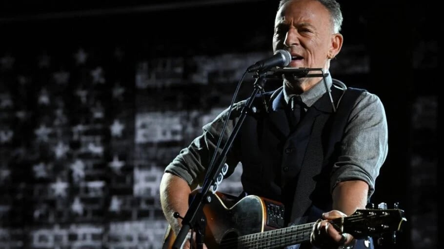 Springsteen canta a Colbert en su despedida: “Eres el primero en perder su trabajo&hellip;