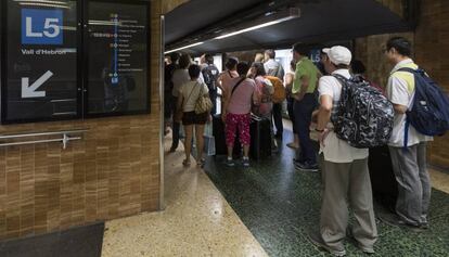 Pasajeros bloqueados en los pasillos de la estaci&oacute;n del metro de Verdaguer